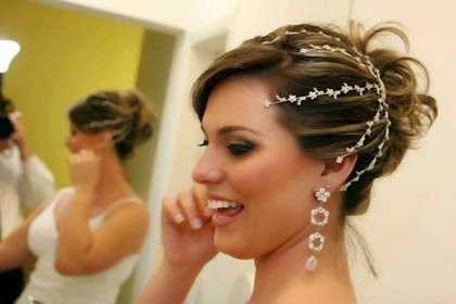 Penteado curto com coque para noiva