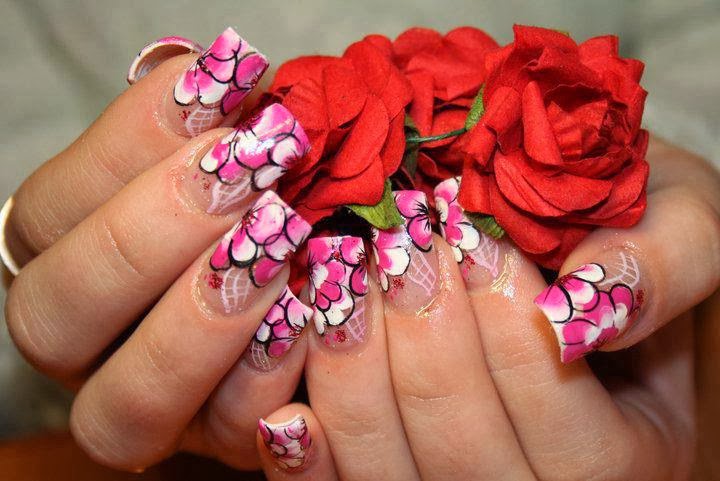 Unhas Decoradas com Flores Delicadas