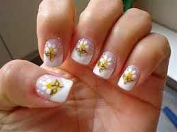 Unhas Decoradas com Flores Delicadas