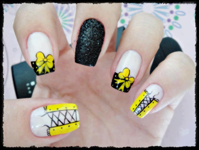 Unhas decoradas com espartilho